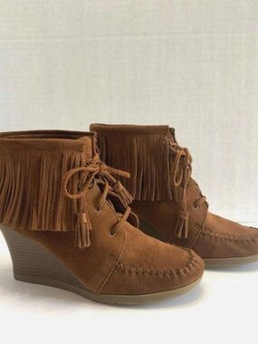 Minnetonka Women's Brown Suede Fringe Ankle Wedge Moccasin Boots Lace Up Size 7